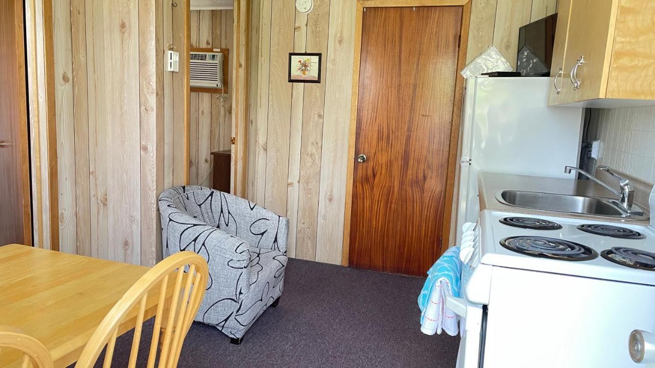 Rachel'S Motel And Cottages Surrey Exterior photo