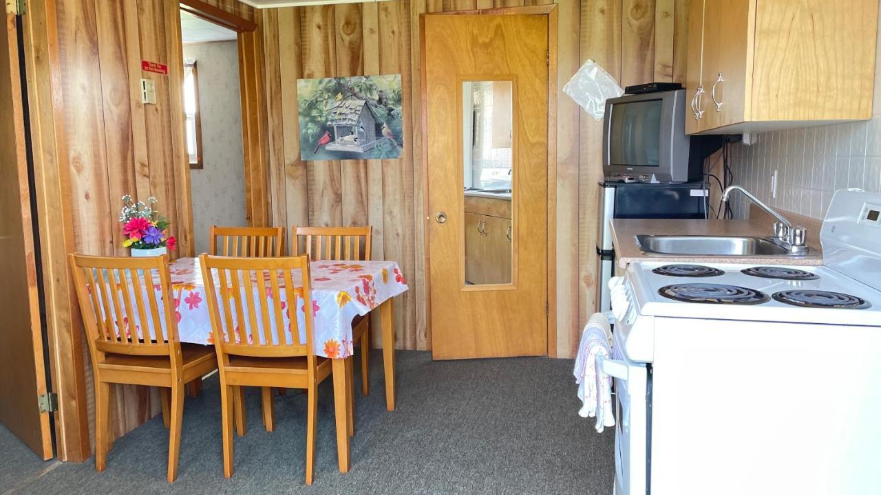 Rachel'S Motel And Cottages Surrey Exterior photo