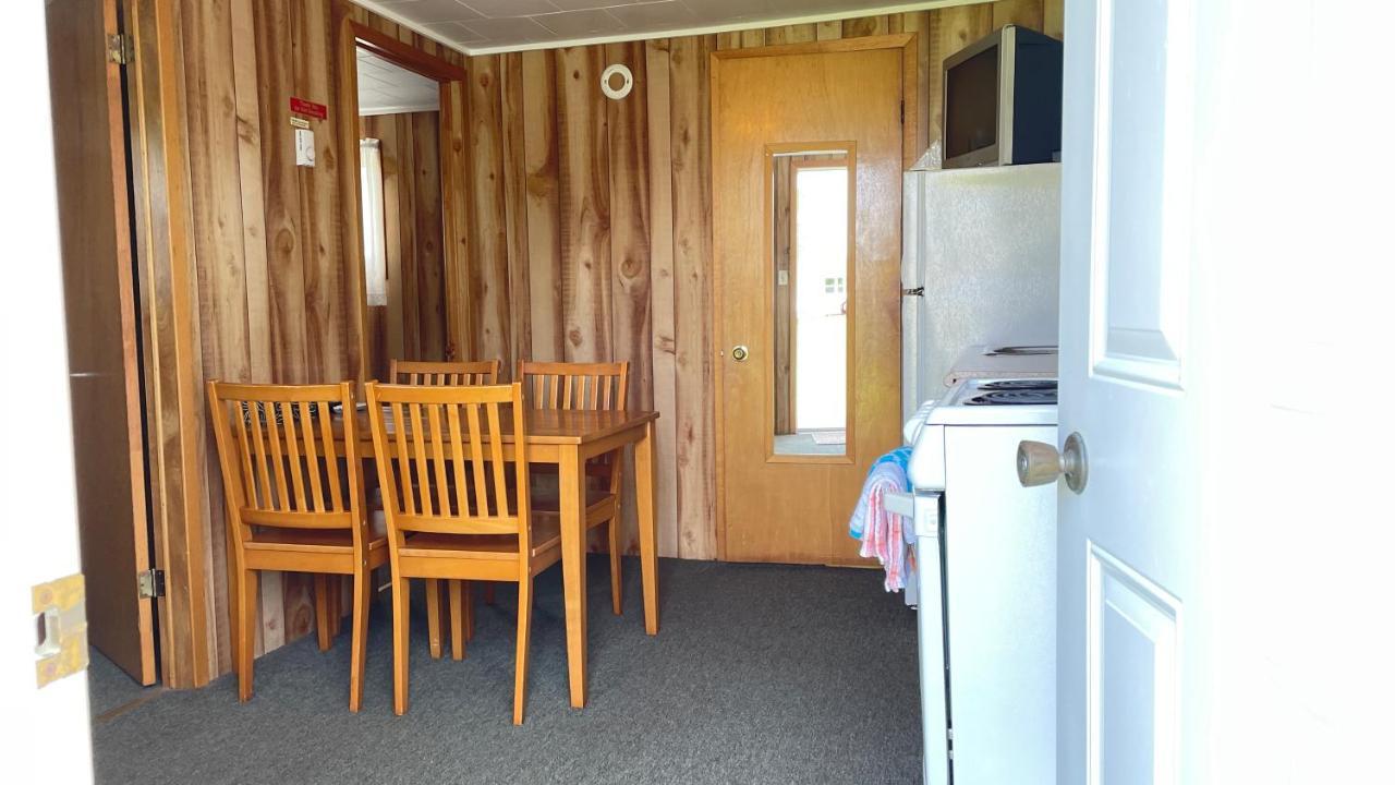 Rachel'S Motel And Cottages Surrey Exterior photo